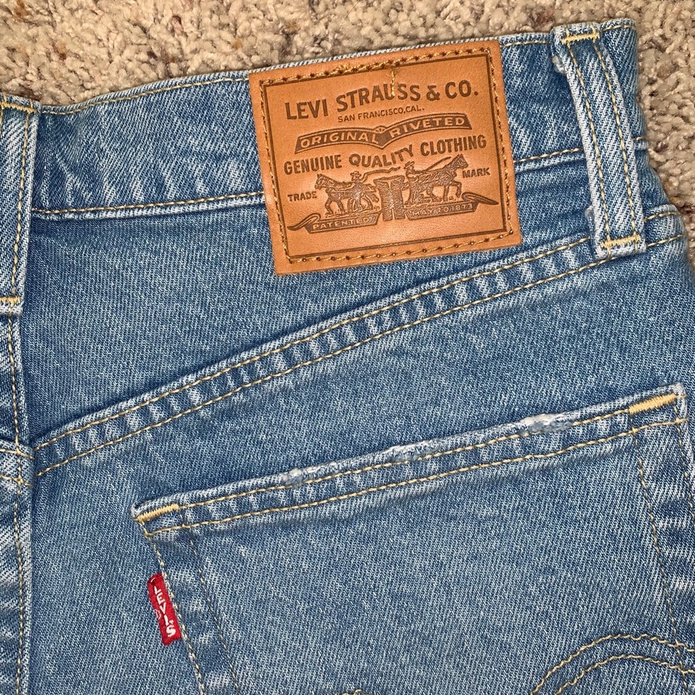 Levi’s Ribcage Shorts - Picture 4 of 8